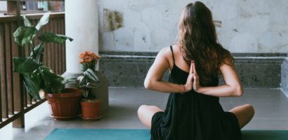 3 postures de yoga qui améliorent la qualité du sommeil