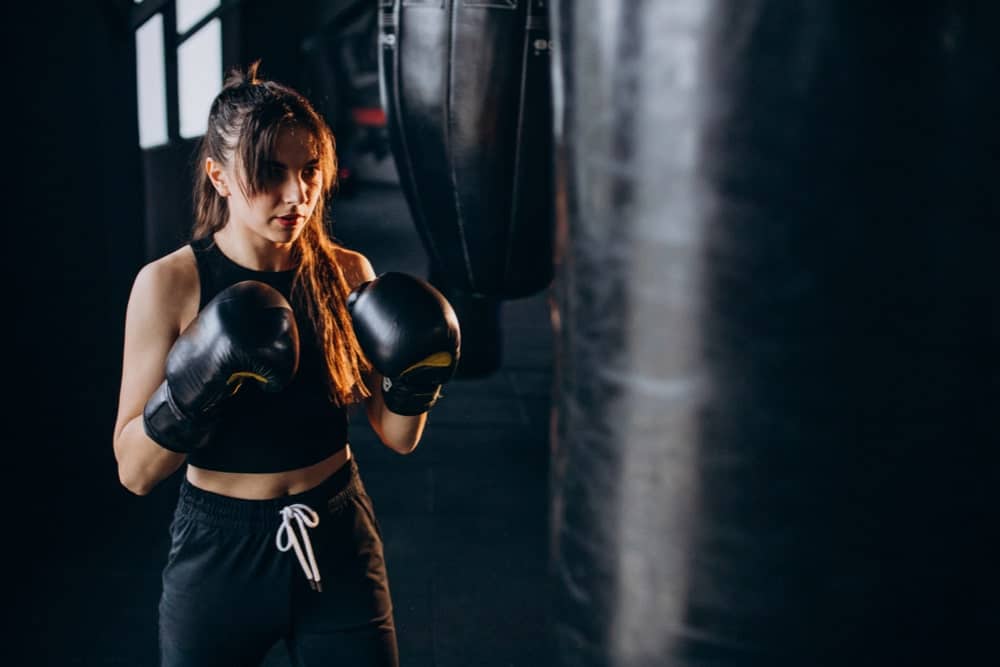 boxer sur un sac de frappe